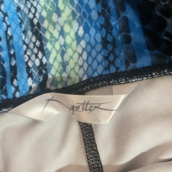 ⭐️HOST PICK⭐️ X BY GOTTEX
Mesh Insert Capri Sport Leggings - Picture 7 of 8